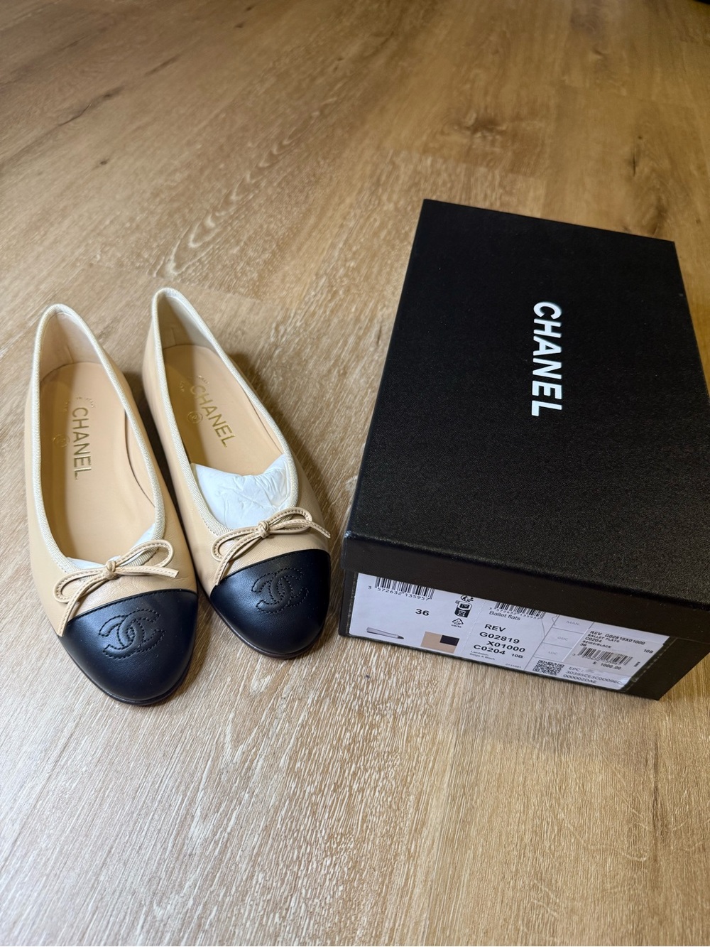 CHANEL Beige and Black Cap-Toe Leather Ballet Flats NEW
